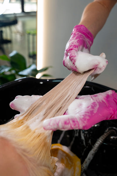 comment entretenir votre perruque naturelle pour maintenir sa beauté et sa durabilité.